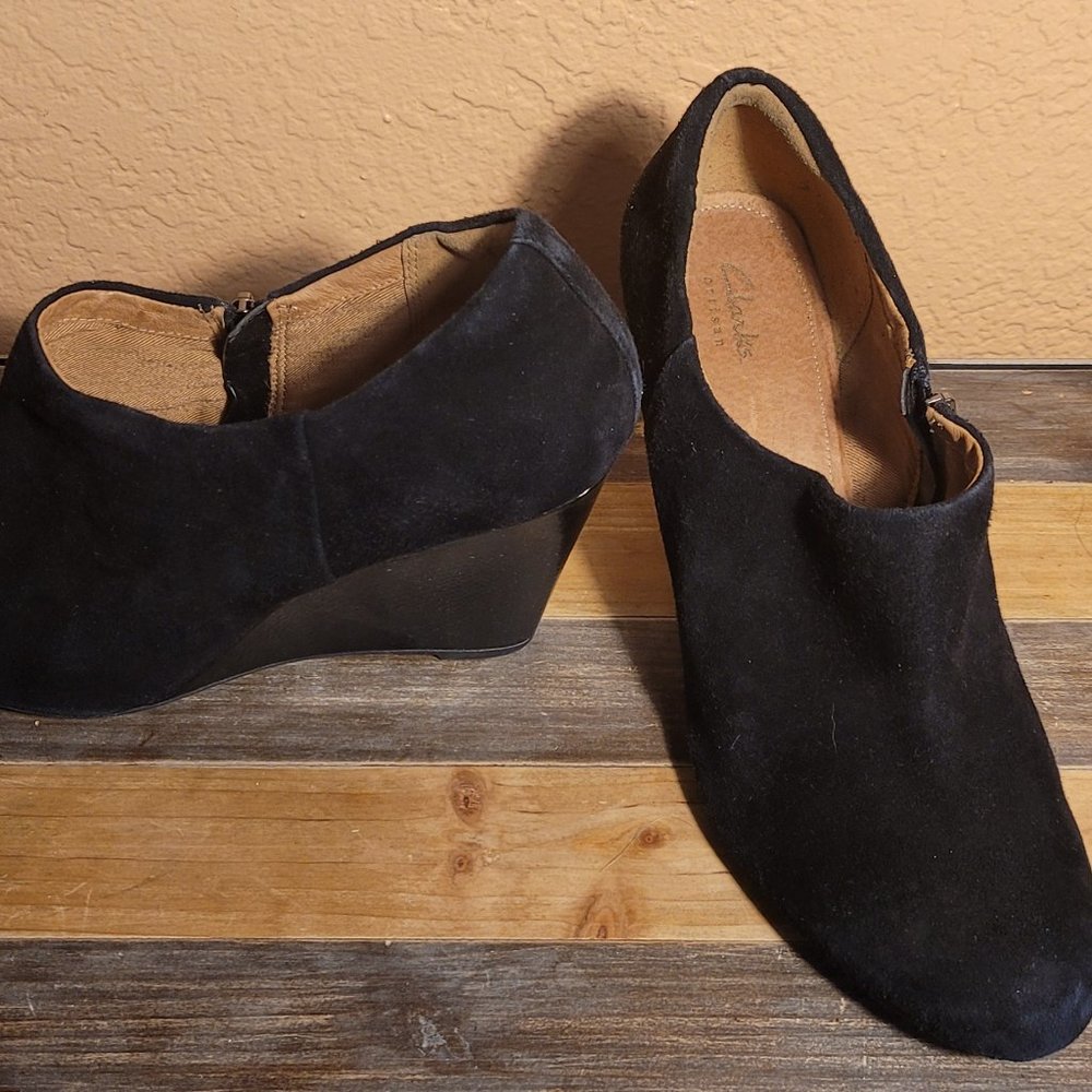 suede wedge  shootie